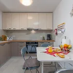 아파트 3 Bedroom Lovely In 만드레