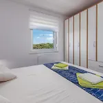 아파트 3 Bedroom Lovely In 만드레
