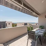 아파트 3 Bedroom Lovely In *
