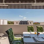 아파트 3 Bedroom Lovely In 만드레