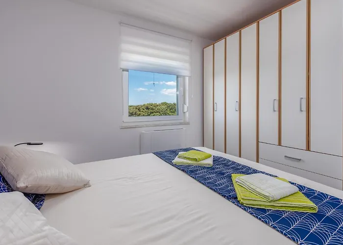 Apartment 3 Bedroom Lovely In Mandre