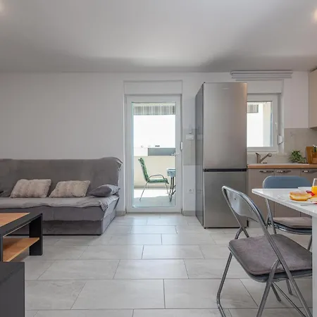 3 Bedroom Lovely In Apartment Mandre