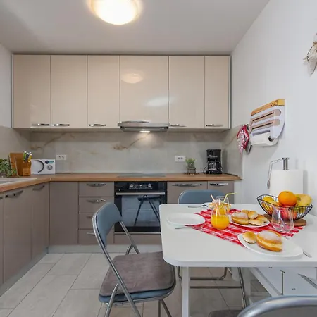 Apartment 3 Bedroom Lovely In Mandre