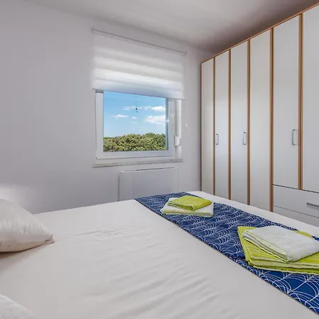 Apartment 3 Bedroom Lovely In Mandre