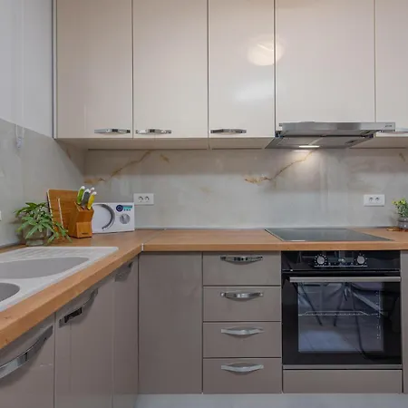 3 Bedroom Lovely In Apartment *