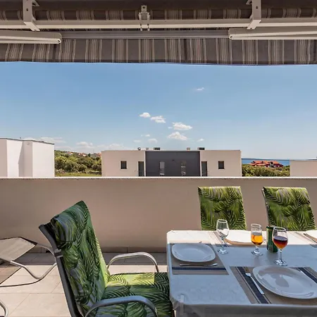 Apartment 3 Bedroom Lovely In Mandre