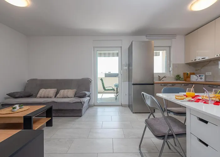 3 Bedroom Lovely In Апартаменты Мандре