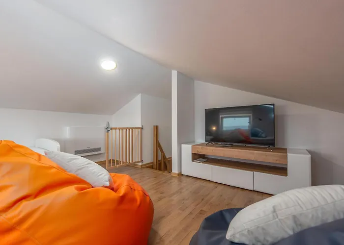 3 Bedroom Lovely In Мандре