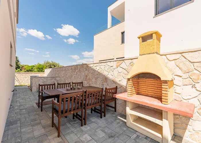 3 Bedroom Lovely In Апартаменты Мандре