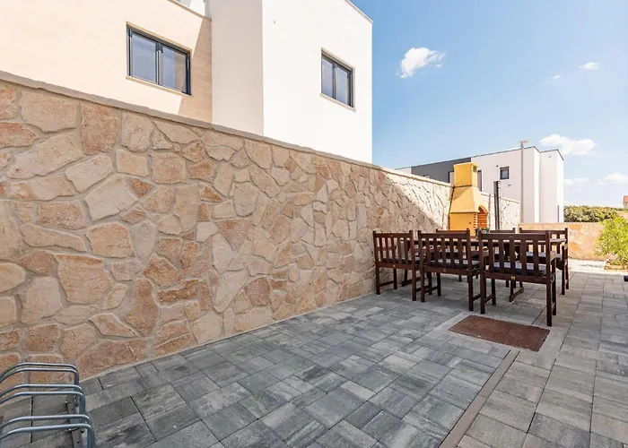 3 Bedroom Lovely In * Мандре