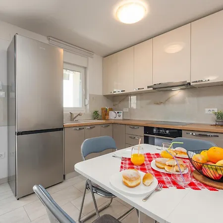 Apartment 3 Bedroom Lovely In Mandre